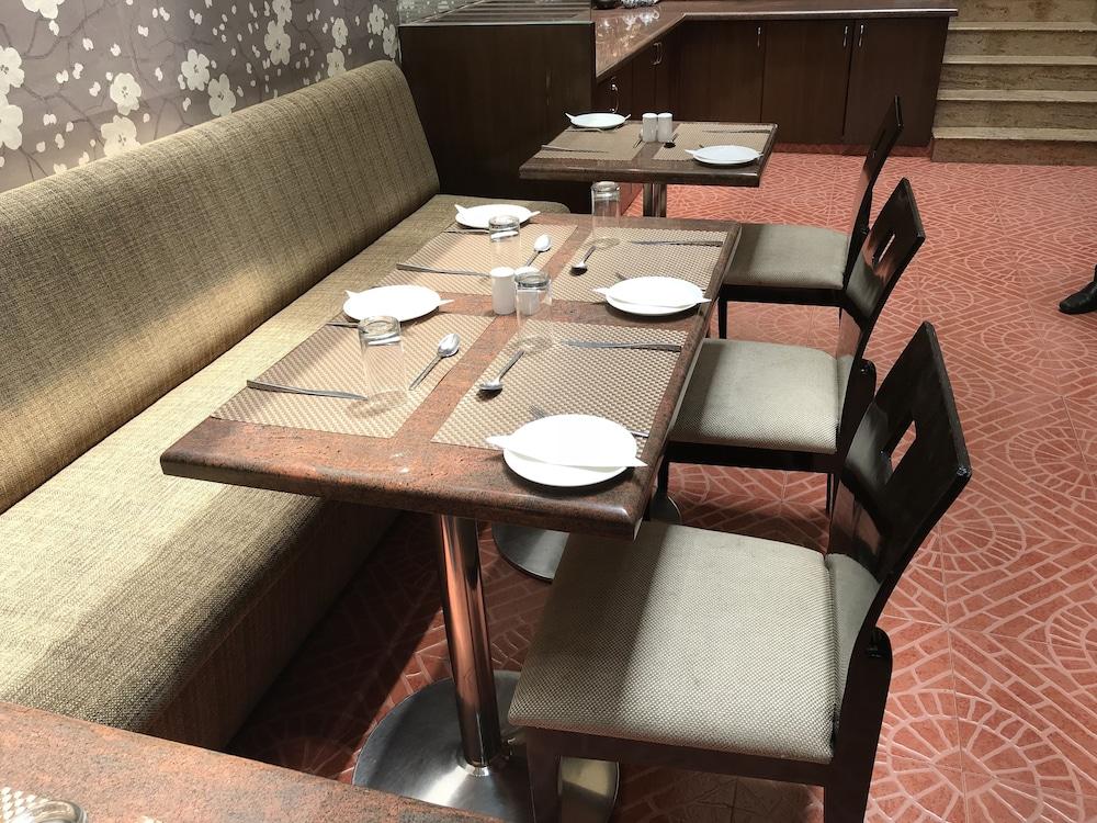Indus Biznotel New Delhi Exterior photo