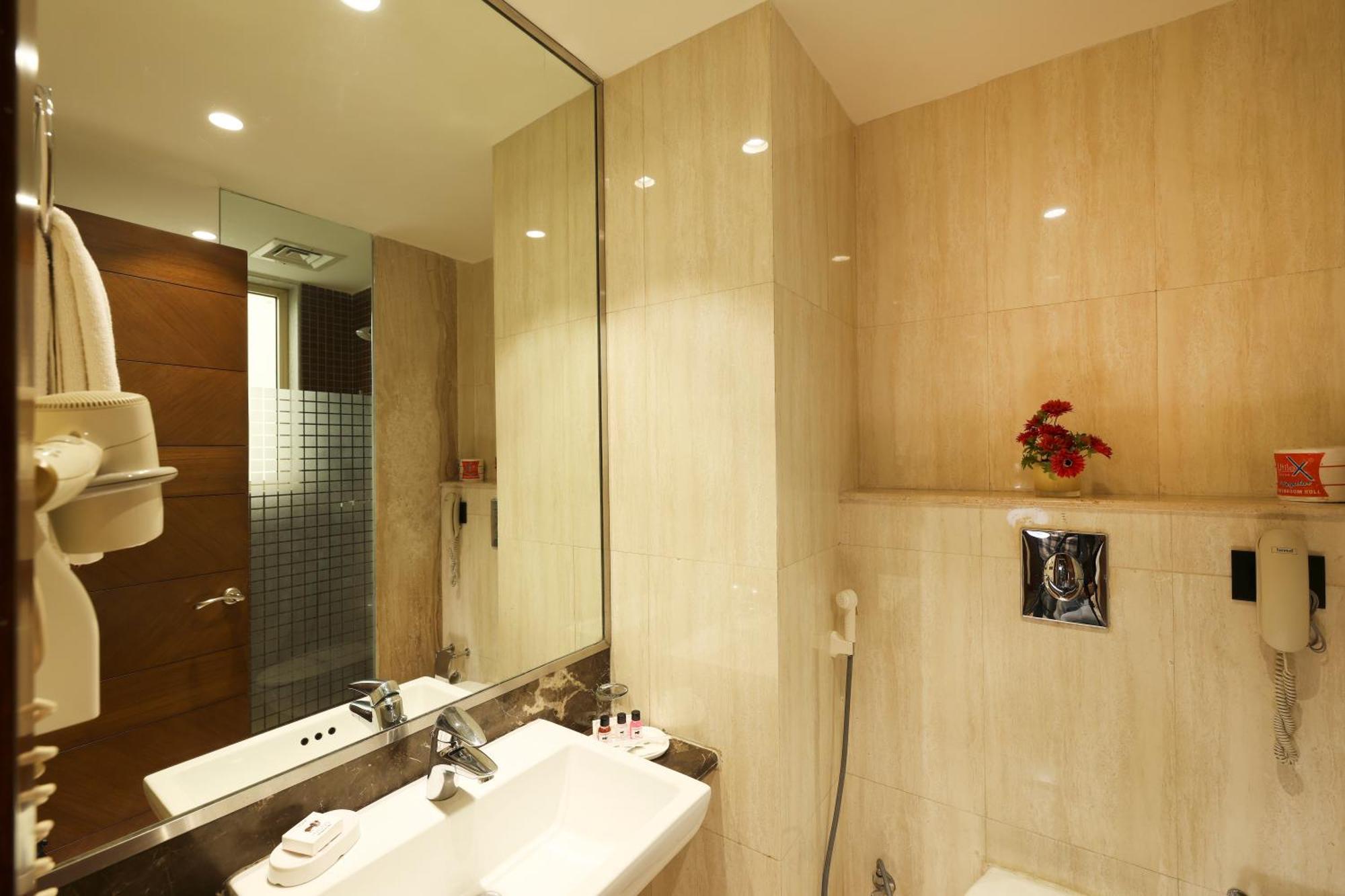 Indus Biznotel New Delhi Exterior photo
