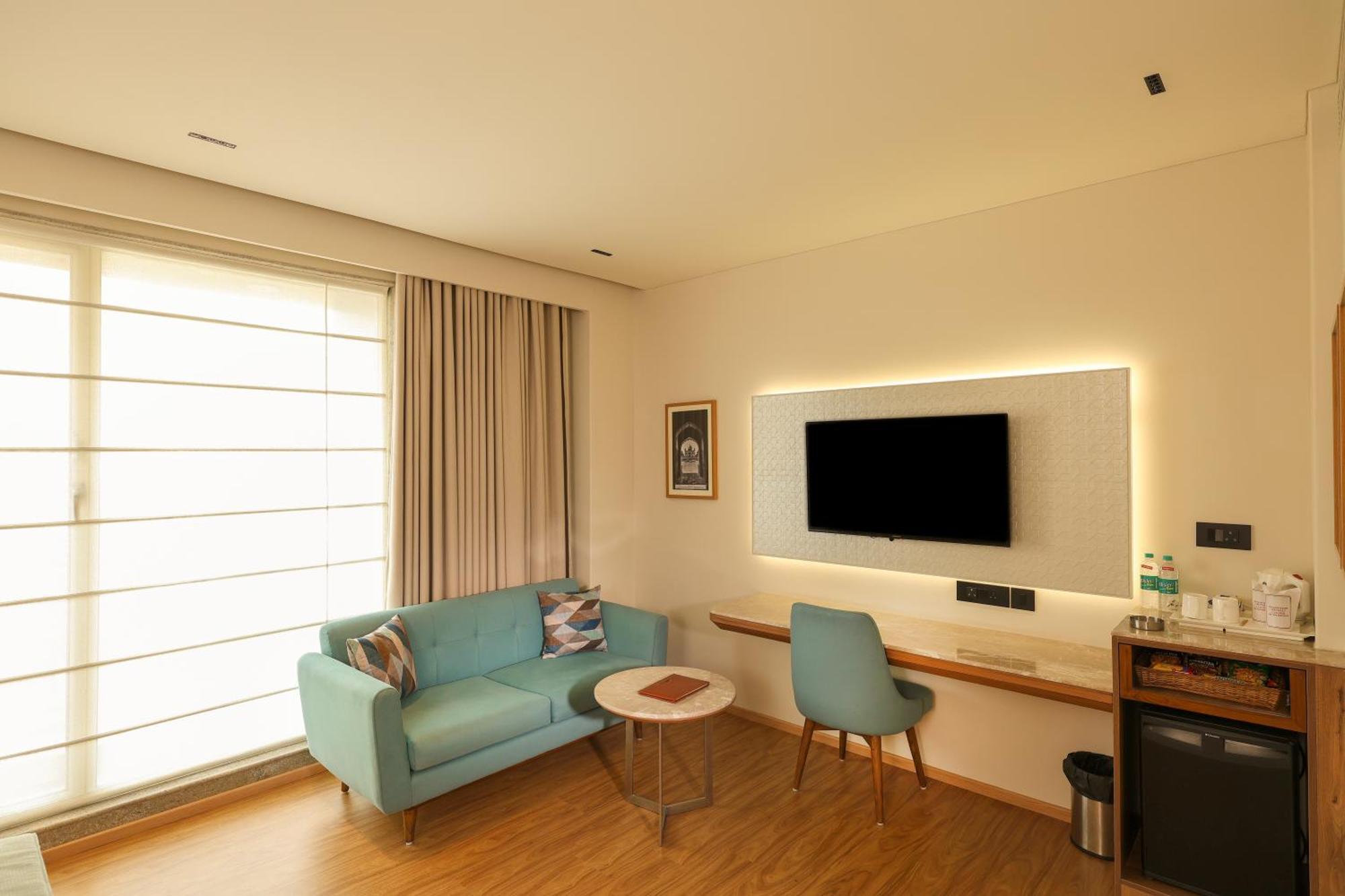 Indus Biznotel New Delhi Exterior photo
