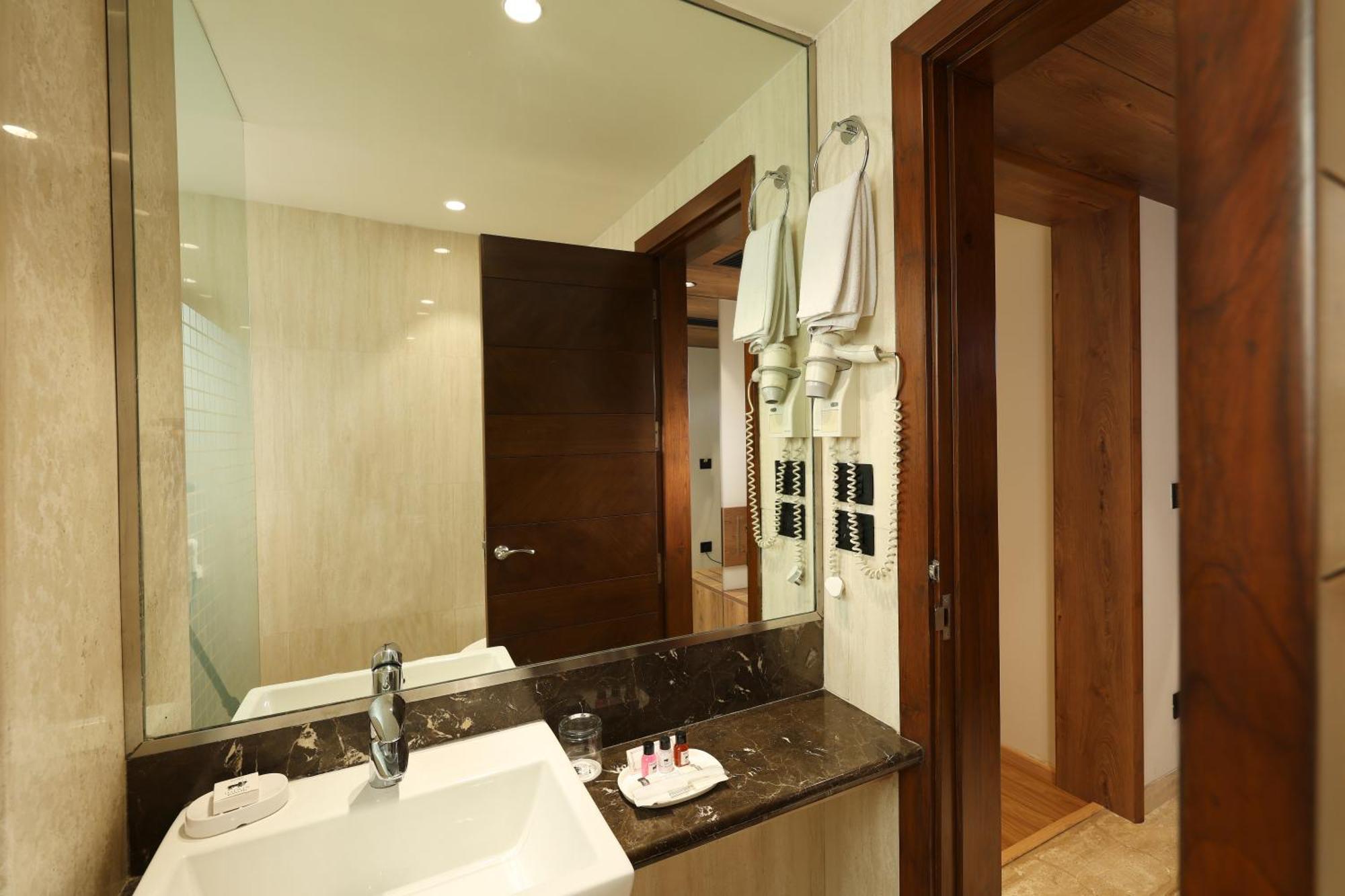 Indus Biznotel New Delhi Exterior photo