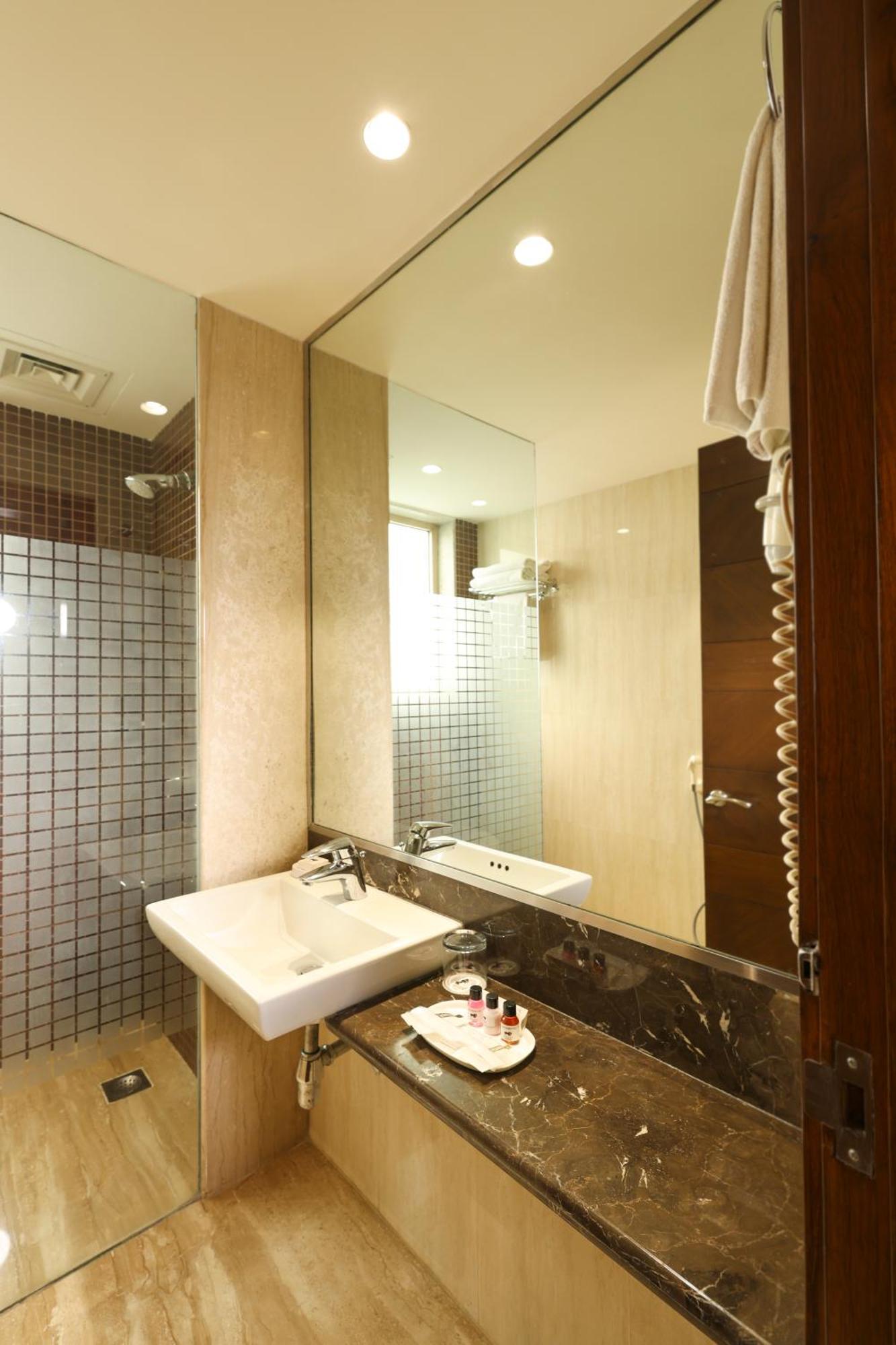 Indus Biznotel New Delhi Exterior photo